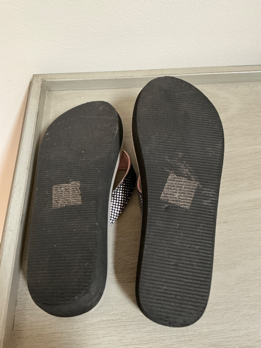 Flip-flops. - Picture 2 of 3